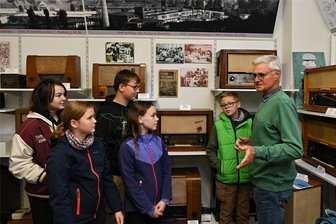 Sonderausstellung zu 100 Jahre Rundfunk bei Stern Rochlitz - Gerd Storl von der IG Stern erklärt, wie Rundfunk funktioniert.