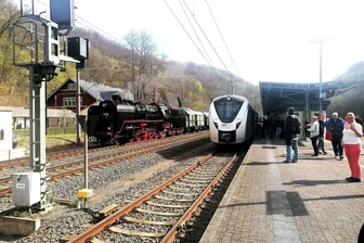 Sonderfahrt von Dresden nach Freiberg wird zum Desaster: Dampflok-Fans wird der Spaß versaut - Die Passagiere eines ausgebremsten RE (rechts) auf dem Bahnsteig in Tharandt. Links die Dampflok mit Reisewagen, wegen dem Eisenbahnfans an die Strecke pilgerten.