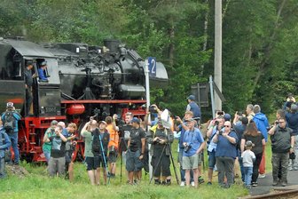 Sonderfahrten bescheren Hetzdorf mehr Fahrgäste und viele Schaulustige - Mit einer52er Lok ging es nach Hetzdorf zum Bahnviadukt. Fans ließen sich die Szenerie nicht entgehen.