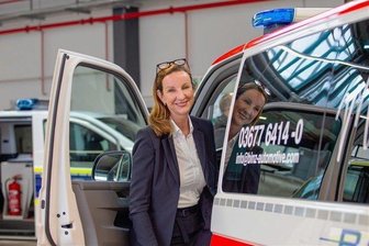 Sonderfahrzeughersteller Binz muss Personal in Plauen aufstocken - Geschäftsführerin Cathrin Wilhelm steht neben den von Binz komplettierten Sonderfahrzeugen. Das Thüringer Unternehmen hatte das MAN-Werk in Plauen am 1. April übernommen. Doch nicht alle der bei MAN beschäftigten Mitarbeiter wechseln mit.