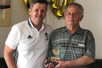 Sonderlob für langes Wirken - Anlässlich seines 80. Geburtstages wurde Hansjörg Fritzsch zum Ehrenmitglied des Kreisverbandes Fußball Erzgebirge ernannt. Dessen Geschäftsführer Jens Breidel überbrachte die Auszeichnung.