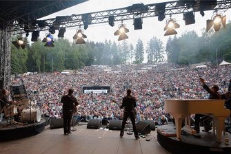 Sonderparkplätze und Buspendelverkehr für Oldie-Fans in Schwarzenberg - Oldie-Fans sorgen für volle Ränge auf der Waldbühne Schwarzenberg - beim R.SA-Festival ein gewohntes Bild.