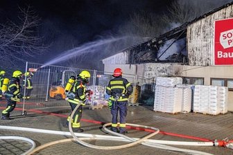 Sonderposten-Baumarkt in Plauen brennt nieder - Das neue Jahr war kaum eine halbe Stunde alt, da mussten die Plauener Feuerwehren zu einem Großeinsatz ausrücken: Im Westend brannte ein Sonderposten-Baumarkt. 