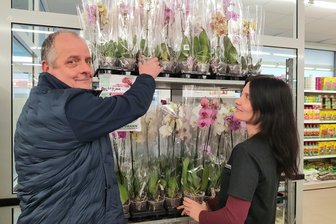 Sonderpostenmarkt Wreesmann im vogtländischen Treuen eröffnet - Paskal Dietz und Yvonne Schönherr haben auch Zimmerpflanzen im Angebot.