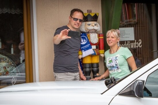 Sonderprüfung bei Oltimer-Rallye: Selfie mit Nussknacker in Seiffen - Daniel Meglitsch und Beifahrerin Christiane Grünewald aus Limbach-Oberfrohna beim Selfie-Stopp in Seiffen.