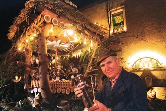Sonderschau für einen Meister der Schnitzkunst im Erzgebirge – Harry Schmidt hielt das Leben in Holz fest - Schnitzmeister Harry Schmidt aus Bermsgrün vor seinem Haus in Bermsgrün mit einem seiner markanten Astmännlein in der Hand. Schmidt starb 2003.