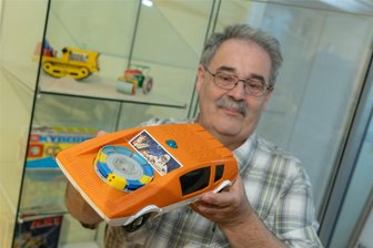 Sonderschau im Auerbacher Stadtmuseum: Mit was zu DDR Zeiten gespielt wurde - Andreas Reißmann mit einem Kybernet-Batterieauto aus dem einstigen Sonneberger Kombinat Piko. Hergestellt wurde es in den 1970er-Jahren.