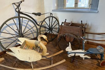 Sonderschau im Erzgebirge zeigt Sammelsurium an Fundstücken aus dem Museumsdepot - Auch ein hölzerner Sportkinderwagen für Zwillinge (hinten r.) gehört zu den Fundstücken.
