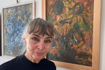 Sonderschau in Reichenbach: Was Sonnenblumen über das Leben verraten - Marietta Jeschke und eines ihrer Lieblingsbilder „Sonnenblumen in Vase“ von 1987/88.
