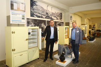 Sonderschau in Zschopau widmet sich künftig der Kleinkälte-Produktion - Dieter Rochhausen (r.) führte Landrat Rico Anton noch vor der offiziellen Eröffnung am 22. September durch die Sonderausstellung über die Kleinkälte-Produktion, die derzeit im Entstehen ist.