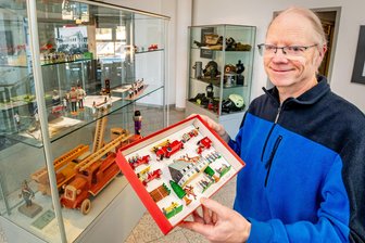 Sonderschau zeigt Seiffener Retter im Wandel der Zeit - Museumsmitarbeiter Gerd Schenk platziert ein Ausstellungsstück in einer Vitrine.
