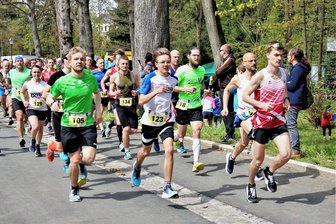 Sonderschicht am Maifeiertag - Schon beim Start des Laufes über 10 Kilometer mischten der spätere Sieger Niklas Härtig (r.) und der Zweitplatzierte Marco Hofmann (2.v.r.) ganz vorn mit. 