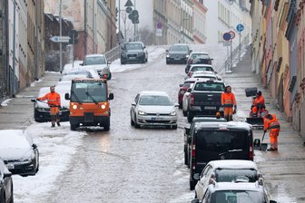 Sonderschichten für Stadttechnik in Meerane: Warum die Steile Wand schneefrei gemacht wird - Mitarbeiter der Stadttechnik beräumten die Steile Wand am Freitag.