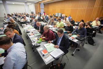 Sondersitzung des Kreistags: So viel kostet der AfD-Vorstoß den Vogtlandkreis - Auf Verlangen der AfD-Fraktion (vorn im Bild) findet am Montag eine Sondersitzung des Vogtland-Kreistages statt.