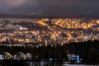 Sondertour am Weltgästeführertag enthüllt Geheimnisse einer Terrassenstadt im Erzgebirge - Buchholz bei Nacht. Warum wird der Stadtteil Terrassenstadt genannt?