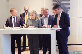 Sondervermögen: So sollen die 4,8 Milliarden Euro vom Bund in Sachsen verteilt werden - Regierungschef Michael Kretschmer (CDU), Vize-Ministerpräsidentin Petra Köpping (SPD), und die Vertreter der kommunalen Spitzenverbände Bert Wendsche und Henry Graichen (vorn, v.l.) unterschreiben die Vereinbarung über die Aufteilung des Sondervermögen.