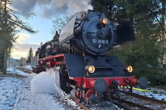 Sonderzug aus Chemnitz in Holzhau: Feuerwehr versorgt historische Dampflok mit Wasser - Eine Dampflok wurde in Holzhau von der Feuerwehr mit Wasser betankt.