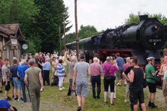 Sonderzug-Dampflok wird in Gunzen aufgetankt - Magnet Eisenbahn: Der Chemnitzer Sonderzug Pfingsten 2017 beim Stopp am Haltepunkt Gunzen. Am kommenden Samstag findet im Rahmen zweierSonderfahrten ein Bahnhofsfest statt.