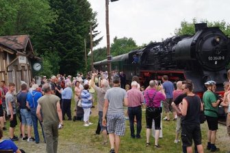 Sonderzug dampft durch Region - Magnet Eisenbahn: Der Chemnitzer Sonderzug Pfingsten 2017 beim Stopp am Haltepunkt Gunzen. Am kommenden Samstag findet im Rahmen zweierSonderfahrten ein Bahnhofsfest statt.