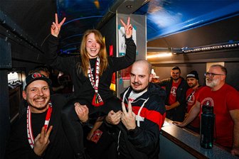 Sonderzug zum letzten Spiel des Jahres: Hunderte Eispiraten-Fans folgen ihrer Mannschaft nach Hessen - Gute Stimmung im Sonderzug.