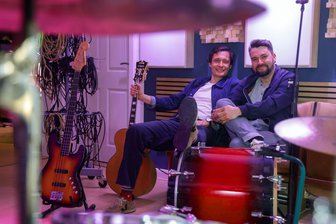 Song von Prince: Glauchauer Musiker ergattern Radio-Preis - Knut Kielmann (links) und Tobias Winkler haben den Titel „Purple Rain“ von Prince gecovert und damit einen Radiopreis gewonnen.
