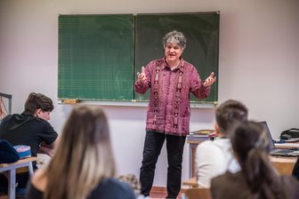 Song-Wettbewerb im Erzgebirge: Frist für Einreichungen verlängert - Markus Rindt, Intendant der Dresdner Sinfoniker, bei seinem Besuch in der Oberschule Eibenstock.