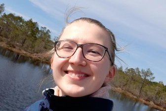 Songs über das Leben: Wie eine 21-Jährige aus Obergruna ihren Traum verwirklicht - Die 21-jährige Caecilia Lucius aus Obergruna bei einer Stippvisite im Viru-Hochmoor in Estland. Derzeit absolviert die Studentin der TU Bergakademie Freiberg ein Auslandspraktikum.
