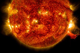 Sonne im Sturm-Modus: Bald noch mehr Polarlichter am Nachthimmel? - Dieses undatierte Foto der NASA zeigt eine Sonneneruption. Trifft solch eine Teilchenwolke auf die Erde, macht sich das bei der Technik bemerkbar.