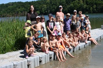 Sonne, Kober, Eierkuchen: Was Kita-Kinder aus Gablenz gerade erleben - 22 „Brummkreisel“-Kinder erleben derzeit schöne Tage an der Koberbachtalsperre.