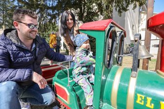 Sonne lockt Familien zum Osterfest - 