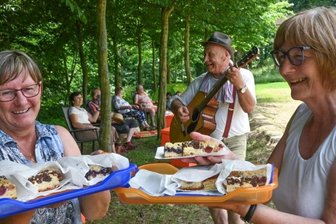 Sonne, Picknick und Musik im Wolkenburger Schlossgut -