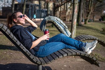 Sonne satt und Krokusse in Mittweida: Frühlingserwachen am Schwanenteich - Studentin Jenny entspannt am Schwanenteich.