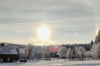 Sonne und Eiskristalle zaubern bei Hammerbrücke Halo an den Himmel - 