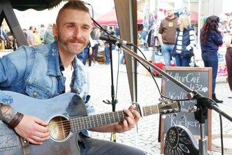 Sonne und Livemusik füllen Zschopaus Straßen - Der Olbernhauer Country- und Rock-'n'-Roll-Sänger Kevin Preuß alias K. Jones genoss seinen Auftritt in Zschopau in vollen Zügen.