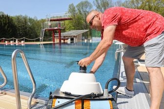 Sonnenbad eröffnet heute Saison - Das Sonnenbad Rußdorf ist startklar. Am Montag reinigte Bäder-Betriebsleiter Dirk Schuler noch einmal den Beckenboden.