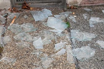 Sonnenberg: Gewaltspirale im "Nazi-Kiez" - Nach dem Sprengstoffanschlag auf das Lokomov lagen die zerbrochenen Fensterscheiben vor dem Lokal.