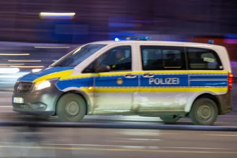 Sonnenberg: Mann zielt mit Waffe aus Wohnung heraus auf Passantin - Die Polizei rückte am Mittwoch gegen 20.30 Uhr auf den Sonnenberg aus.