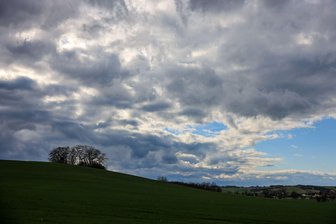 Sonnenbrille und Regenschirm: Wechselhaftes Wochenende - Wechselhafte Bedingungen sind am Wochenende in Sachsen, Sachsen-Anhalt und Thüringen zu erwarten. (Archivbild)