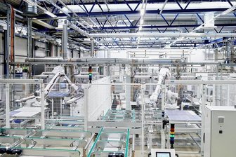 Sonnenenergie aus Freiberg: Was Meyer Burger von Europa erwartet - Meyer Burger schraubt seine Kapazitäten für Fotovoltaik-Module in Freiberg derzeit auf eine Jahresproduktion von einem Gigawatt hoch. Die Erweiterung um zusätzliche 400 Megawatt hat begonnen. 