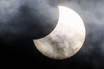 Sonnenfinsternis am Samstag: So stehen die Beobachtungs-Chancen in Sachsen - Am Samstag kommt es zu einer partiellen Sonnenfinsternis auch über Sachsen - für Beobachter perfekt zur Mittagszeit.