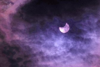 Sonnenfinsternis über Zwickau: Die da oben und ihre mangelnde Transparenz - Die Wolken verliehen der Finsternis einen eigenen Reiz. 