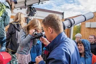 Sonnenfinsternis: Viele Schaulustige trotz Wolken - In der Sternwarte herrschte Besucherandrang. Jens Kandler (vorn) behielt den Überblick.