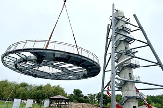 Sonnenlandpark: Hier entsteht die höchste Rutsche von Deutschland - Am Montag schwebte die Aussichtsplattform auf den künftigen Rutschenturm.