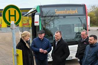 Sonnenlandpark, Kriebstein und Co.: Ausflugsziele nun auch am Wochenende mit Bus gut erreichbar - Sonnenlandpark-Inhaber Manuela und Karl Bernhard Schleith mit Lichtenaus Bürgermeister Andreas Graf sowie Volker Steinert und Matthias Schletze von Regiobus (von links) an der neuen Haltestelle im Sonnenlandpark.