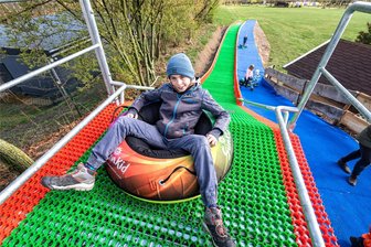 Sonnenlandpark Lichtenau: Regnerischer Start in die Saison hält Stammgäste nicht vom Besuch ab - Jannis Oehme (10) sitzt in einem Reifen, mit dem er gleich die neue Tubic-Bahn herunter rutscht. Das Spielgerät gehört zu den neuen Attraktionen, die es in dieser Saison im Sonnenlandpark gibt.