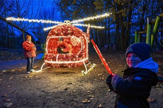 Sonnenlandpark Lichtenau: Winterferien mit Eisbahn und Wildgehege - Der Sonnenlandpark Lichtenau erstrahlt in den Winterferien. Leo gibt Zeichen für den Hubschrauber.
