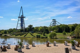 Sonnenlandpark startet in die Hauptsaison – und feiert Jubiläum - Die Pyramide (l.) wird dieses Jahr auf 35 Metern Höhe mit dem Turm (r.) verbunden.