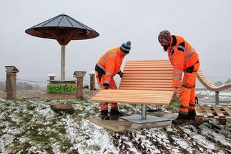 Sonnenliegen locken zum Aussichtspunkt - 