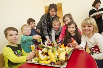"Sonnenschein"-Kindern schmeckt es im neuen Essensbereich -