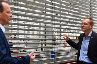 Sonnenschutzhersteller fehlt das Personal - Limbach-Oberfrohnas Oberbürgermeister Gerd Härtig (links) hat bei seinem Besuch in den Sonnenschutz-Produktionsstätten des Unternehmens Warema auch das Gespräch mit Geschäftsführer Nils Ketter und der Personalchefin Annemarlen Giesbrecht gesucht.